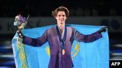 Михаил Шайдоров на церемонии награждения по итогам выступления в мужском одиночном катании на Чемпионате четырех континентов. Сеул, 25 февраля 2025 года