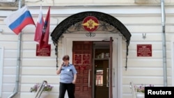 Вход в здание Федеральной миграционной службы России в Москве. Иллюстративное фото.