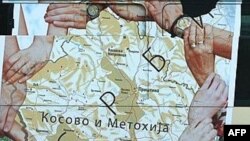 Mapa Kosova na gradskom autobusu u Beogradu, 7. decembar, 2007. godine. 