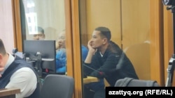 Журналист Данияр Әділбеков (оң жақта) сотта отыр. 16 қазан 2024 жыл.