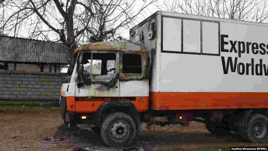 Ынтымақ ауылының тұрғыны Жәмшид Сейфоллаевтың өртенген көлігі. Ол бау-бақшадан жиналған өнімді басқа өңірлерге таситын көлігінің жөнделуі қиын екенін айтады. 