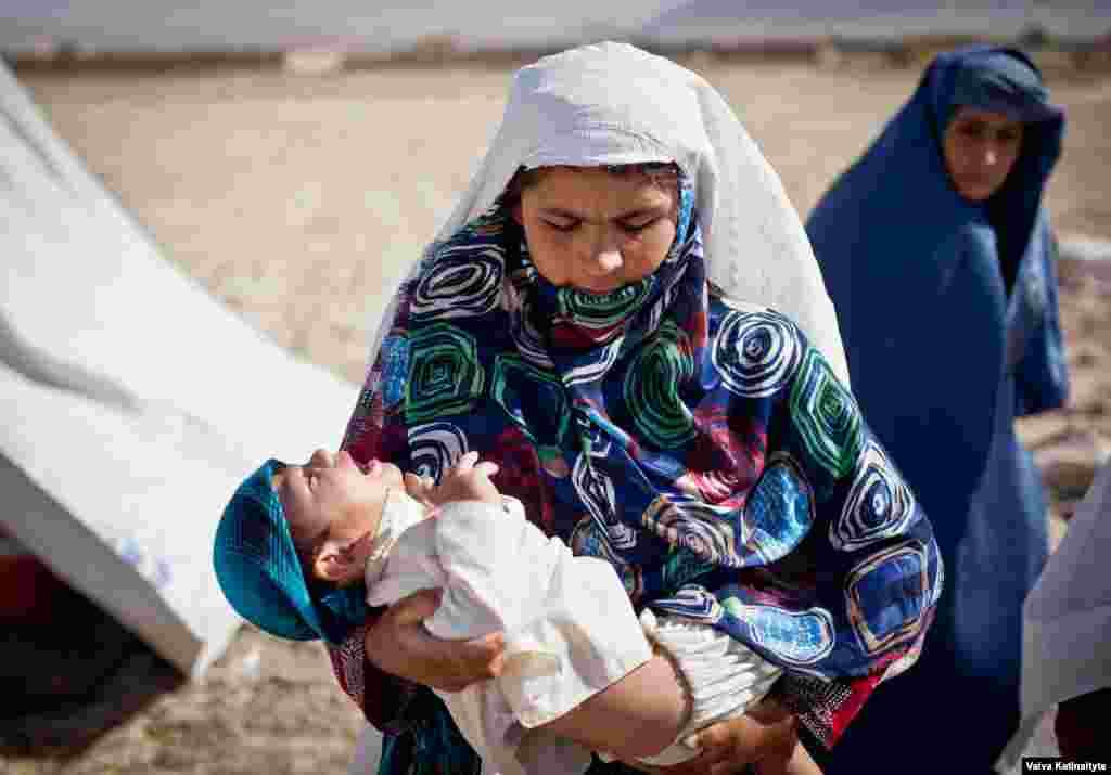Homayra, një grua e ve që mban fëmijën e saj të paralizuar, jeton në një kamp të improvizuar refugjatësh jashtë Mazar-e Sharifit, Provinca Balkh.