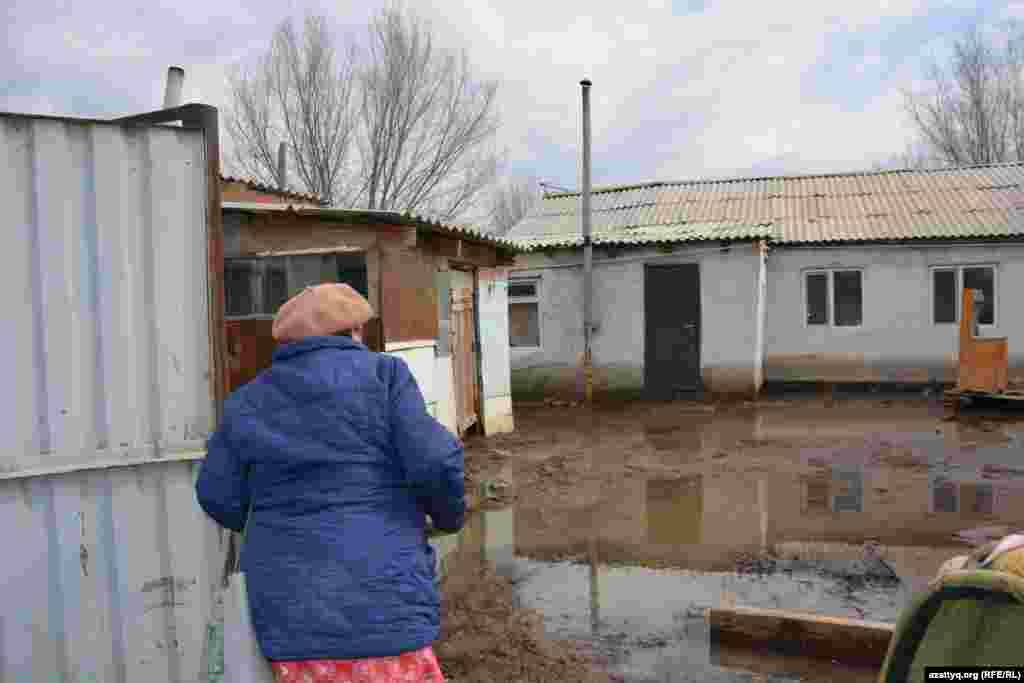 Үй қабырғасындағы дым белдеуінен жайылған судың деңгейін аңғаруға болады. 