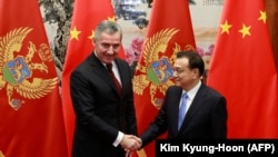 Kryeministri i atëhershëm i Malit të Zi, Millo Gjukanoviq, dhe kryeministri i Kinës, Li Keqiang. Nëntor, 2015.