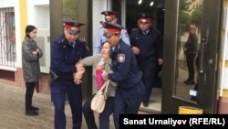 Митингіге шыққан әйел Бакиза Халелованы полицейлер ұстап әкетіп барады. Орал, 10 мамыр 2018 жыл.