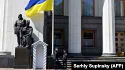 Відповідне розпорядження раніше цього тижня підписав спікер Дмитро Разумков «у зв’язку з вимогою президента України»