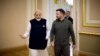 Presidenti i Ukrainës, Volodymyr Zelensky, (djathtas) dhe kryeministri i Indisë, Narendra Modi, para takimit të tyre në Kiev, Ukrainë, më 23 gusht 2024.