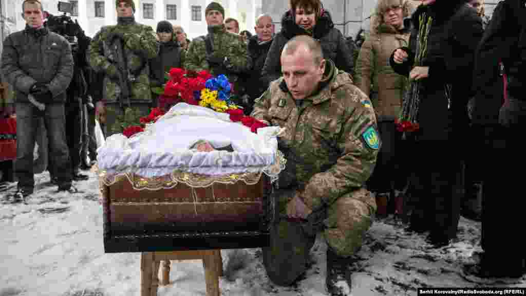 Чимало побратимів прийшло, щоб попрощатися із «Барні»