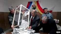 Сегодня в парламенте республики Южная Осетия был поднят вопрос о целесообразности использования штампов на избирательных участках