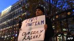 Акция в поддержку Ильдара Дадина у здания ФСИН в Москве