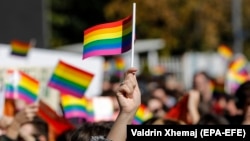 Pjesëmarrësit në Paradën e Krenarisë të organizuar në Prishtinë, valvisin flamujt e ylberit 