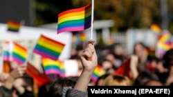 اصطلاحات هویت‌شناسی جنسی کم نیستند و هنوز هم حالتی سیال و پویا دارند و تعداد آنها را گاه ۱۷ مورد و گاه بیشتر ذکر می‌کنند.