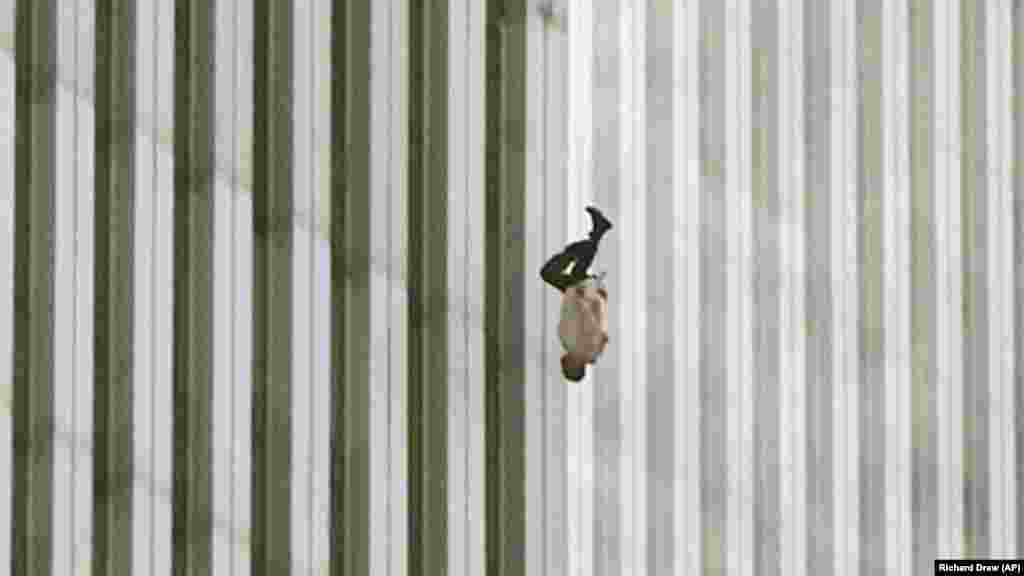 A 2001. szeptember 11-i terrortámadások legikonikusabb fotója A zuhanó ember (The Falling Man) lett, amelyet Richard Drew, az AP hírügynökség fotóriportere készített. A felvételen egy ismeretlen férfi zuhan fejjel lefelé a WTC északi tornyából. Bár megpróbálták, nem sikerült azonosítani őt