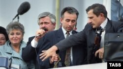 Александр Руцкой у стен Белого дома. 3 октября 1993 года