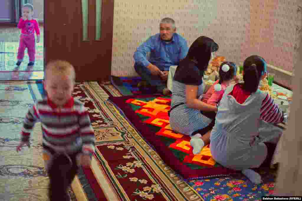 Үйдегі кешкі ас. 