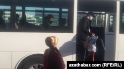 Türkmenistan bardygyny ykrar etmeýän koronawirus ýokançlygynyň ýaýramagyna garşy berk çäklendirmeleri ulanýar. Aşgabat, Oktýabr, 2020.