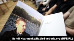 «Ми закликаємо Росію та сили, які вона підтримує, негайно звільнити його та інших несправедливо затриманих українців», – йдеться в повідомленні посольства