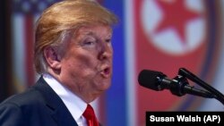 АҚШ президенті Дональд Трамп Солтүстік Корея басшысы Ким Чен Ынмен кездесуінен соң баспасөз мәслихатында сөйлеп тұр. Сингапур, 12 маусым 2018 жыл.