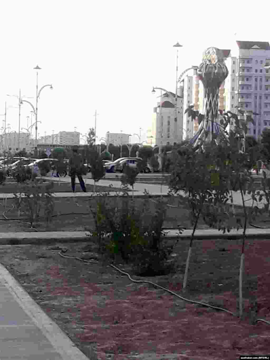 Aşgabat. Harbylar indi üçünji gündür awtobus durlgasynyň golýaynda ir ertirden adamlaryň maska geýmek düzgünini berjaý edişine gözegçilik edýär. 15-nji iýul, 2020. 