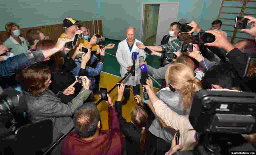 Лекар во болницата во Омск им кажува на новинарите дека Навални бил во кома, откако тешко се разболил од сомнително труење додека се наоѓал на летот за Москва на 20 август. 