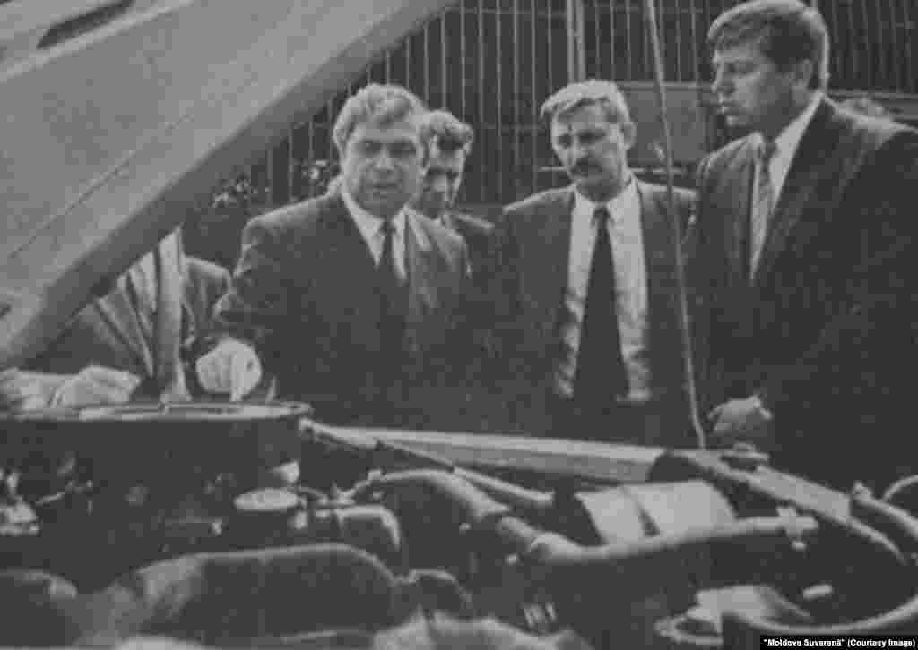 "Moldova Suverană", 10 iulie 1993, premierul Andrei Sangheli (stânga)