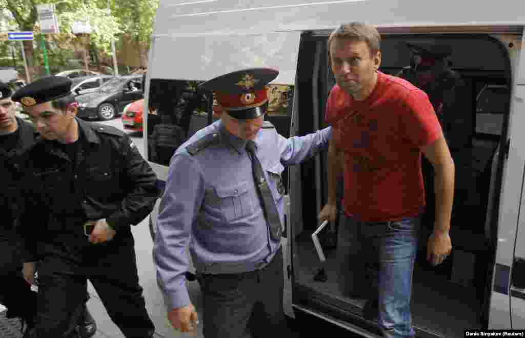 Навального привезли на заседание суда в Москве в мае 2012 года. Он был задержан во время митинга оппозиции через день после инаугурации Путина 7 мая. Навальному дали 15 суток ареста за «участие в незаконном публичном мероприятии».
