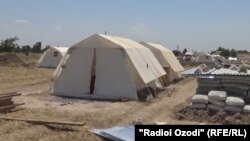Бархе аз сокинони осебдида дар ноҳияи Хуросон дар хаймаҳои муваққатӣ ба сар мебаранд