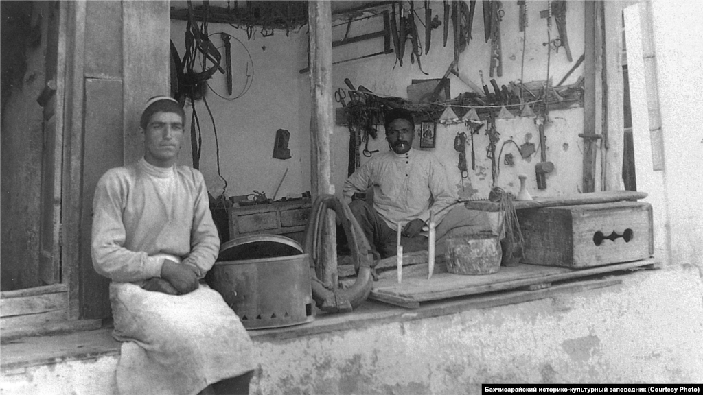 Sarac tükânı. Bağçasaray, 1920 seneleri.&nbsp; Atlar qırımtatarlarnıñ yaşayışında büyük rol oynay edi, atlarğa ise er vaqıt eger taqımı kerek edi. Qırım hanlığı vaqtında saraclarnıñ &laquo;paytahtı&raquo; Qarasuvbazar edi 