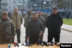 Zelenszkij ukrán elnök hétfőn egy ünnepélyes zászlófelvonás után rögtönzött sajtótájékoztatót tartott Herszonban 2022. november 14-én