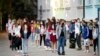 Kosovë: nxënës me maska në gojë si mbrojtje prej COVID-19, duke pritur para shkollë së tyre (14 shtator, 2020). 