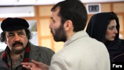 مسعود ده‌نمکی (وسط) بر سر صحنه فیلم اخراجی‌ها در کنار نیوشا ضیغمی و محمدرضا شریفی‌نیا