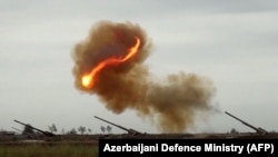 Imagine dintre film al ministerului azer al Apărării care prezintă artileria Azerbaidjanului lansând un atac împotriva pozițiilor separatiștilor armeni, 28 septembrie 2020