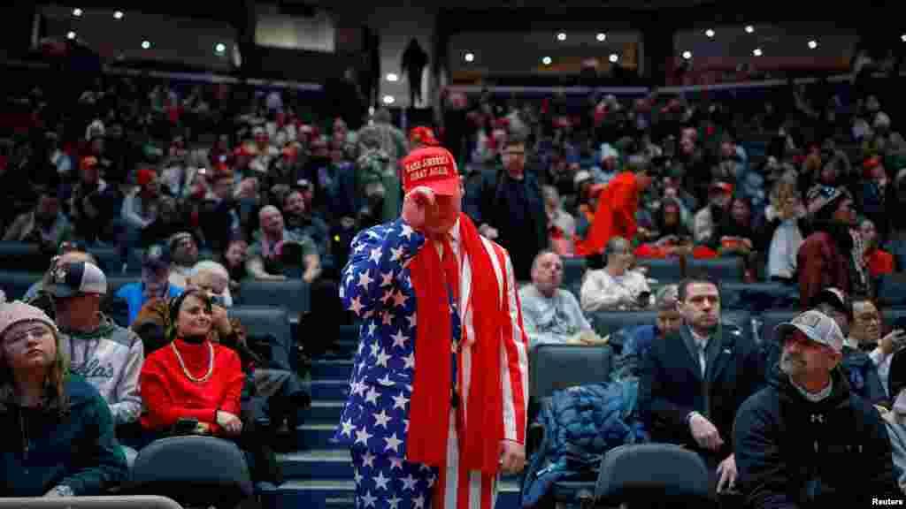 A kiskamasz kora óta Trump-rajongó, most huszonegy éves Joseph Lawhorn a Capital One Arénában egy beltéri gyűlés előtt Donald Trump elnöki beiktatásának napján Washingtonban