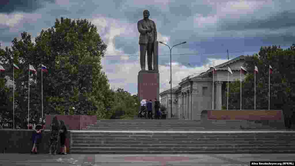 Пам'ятник Леніну в центрі однойменної сімферопольської площі – не тільки один з найбільш відомих орієнтирів у місті, а й популярне місце зустрічі молоді