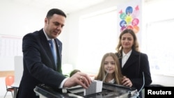 Lumir Abdixhiku duke votuar.