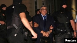 Архивска фотографија од приведувањето на поранешниот претседател на Златна зора, Николаос Михалолиакос, на 2 октомври 2013 година.