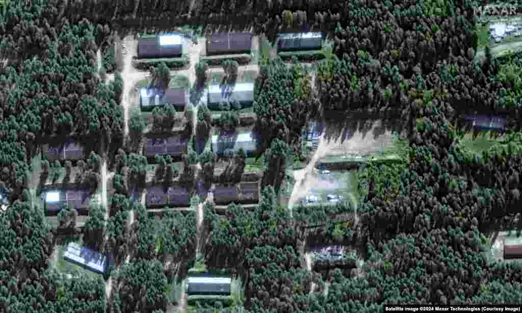 ДО (фото ліворуч): Військовий об'єкт біля Октябрського Тверської області Росії, сфотографований супутником 18 вересня. Вважалося, що там зберігалися ракети «Іскандер» і «Точка-У». Обидва види озброєння широко застосовувалися армією РФ проти України. ПІСЛЯ: Залишки Октябрського полігону 22 вересня після українського удару. Атака 18 вересня була однією з кількох російських військових складів, яку здійснила Україна за останні дні з використанням крилатої ракети власного виробництва