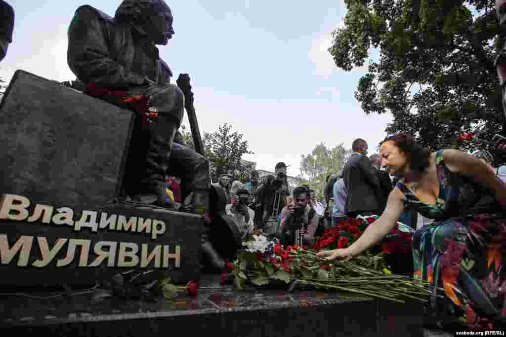 Фундатарамі помніка сталі Сьвярдлоўская вобласьць Расеі і група кампаній «Пенова» з Расеі.