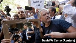 Під час виступу Андрея Бабіша люди тримали таблички з написами «Я не хочу тоталітарного режиму!», «Ні Бабішові!», «Вшановуймо традиції демократії»
