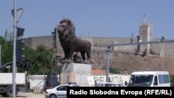 Поставување на Лавовите на мостот Гоце Делчев 