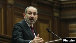 Премьер-министр Армении Никол Пашинян в парламенте отвечает на вопросы депутатов, Ереван, 16 ноября 2020 г.