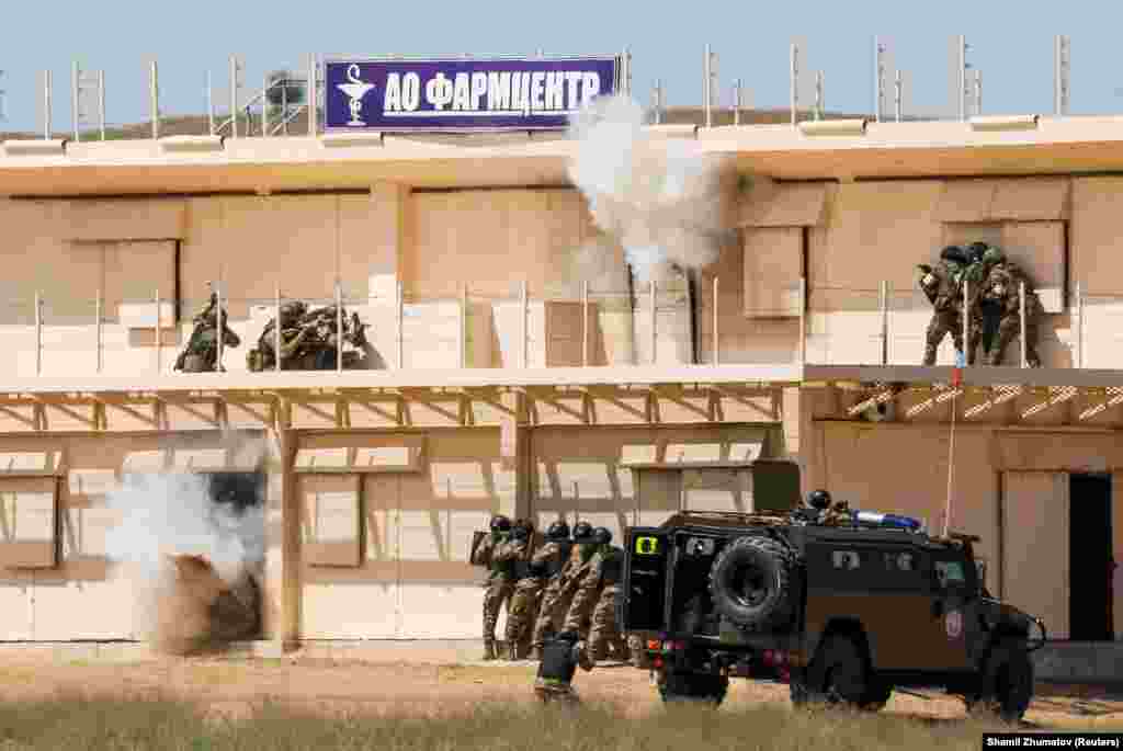 Қарулы топ басып алған ғимаратқа "шабуыл".