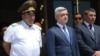 Слева направо: замначальника полиции Левон Ераносян, президент Серж Саргсян, глава полиции Владимир Гаспарян (архивная фотография)