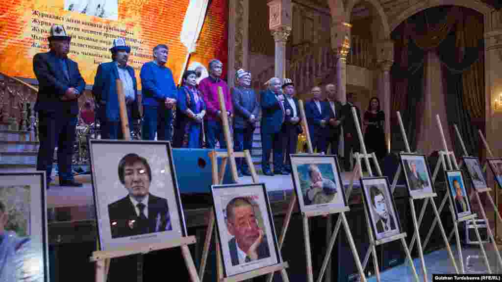 "Журналисттик кесип өтө кооптуу кесип. Бул кесипти тандап алган адам ушуну билип туруп анан бул жумушту тандаш керек. Мисалы, мушкер анын алдында турган тоскоолдуктарды билип туруп ал спортчу болгондой журналисттер дагы так эле ушундай болушу керек. Бирок бул деген журналистти ар ким келип сабап, өлтүрүп кетсе боло берет дегенди билдирбейт. Журналисттин өлүмүнө мамлекет мыйзам чегинде кепилдик бериши керек. Бизде мыйзамдар бар. Бирок алар аткарылышы зарыл" (Эрнист Кыязов).