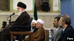 رهبران جمهوری اسلامی ایران، از راست: علی لاریجانی، رییس مجلس، محمود احمدی نژاد، رییس جمهور، آیت الله علی خامنه ای، رهبر ایران، اکبر هاشمی رفسنجانی، رییس مجمع تشخیص مصلحت نظام و صادق لاریجانی، رییس قوه قضاییه.