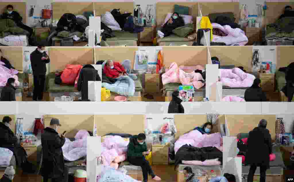Persoane cu simptomele coronavirusului în carantină, în orașul Wuhan din China în februarie 2020. Coronavirusul a omorât mai mult de trei mii de persoane în China dar încă nu se știe de unde provine. 