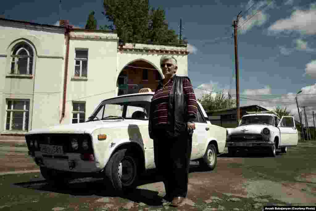 Таксист әйел. Арменияда мұндай әйелдер сирек кездеседі. 