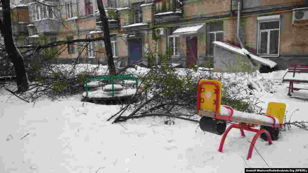 Засніжений двір у Харкові