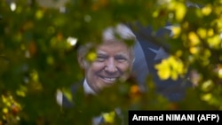 Fotografia e Donald Trumpit në fasadën e një hoteli në Prishtinë. Nëntor, 2024.