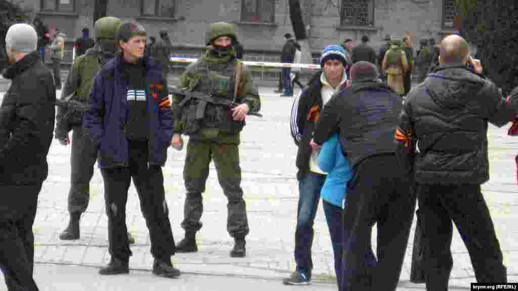Көшеде қаптап кеткен "сыпайы жасыл адамдарға" жұрт әуестене қарайтын, тіпті кейбіреулері олармен суретке түсетін. Ал ресейлік "жасыл адамдар" ләм-мим деп жақ ашпайтын. 